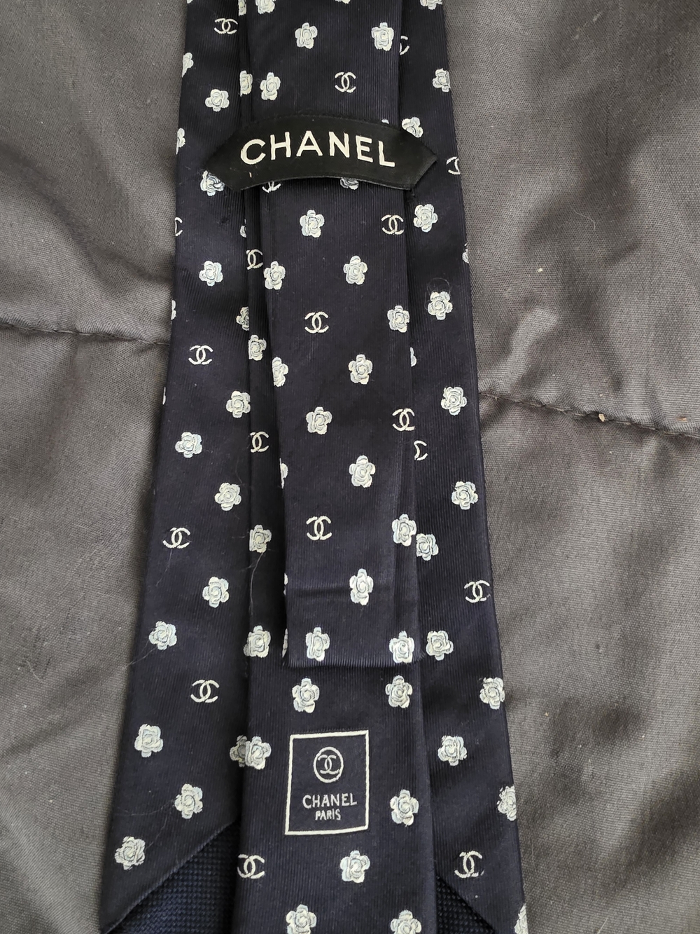 Authentic Chanel Men’s Black Floral Motif Silk Tie - Picture 6 of 6